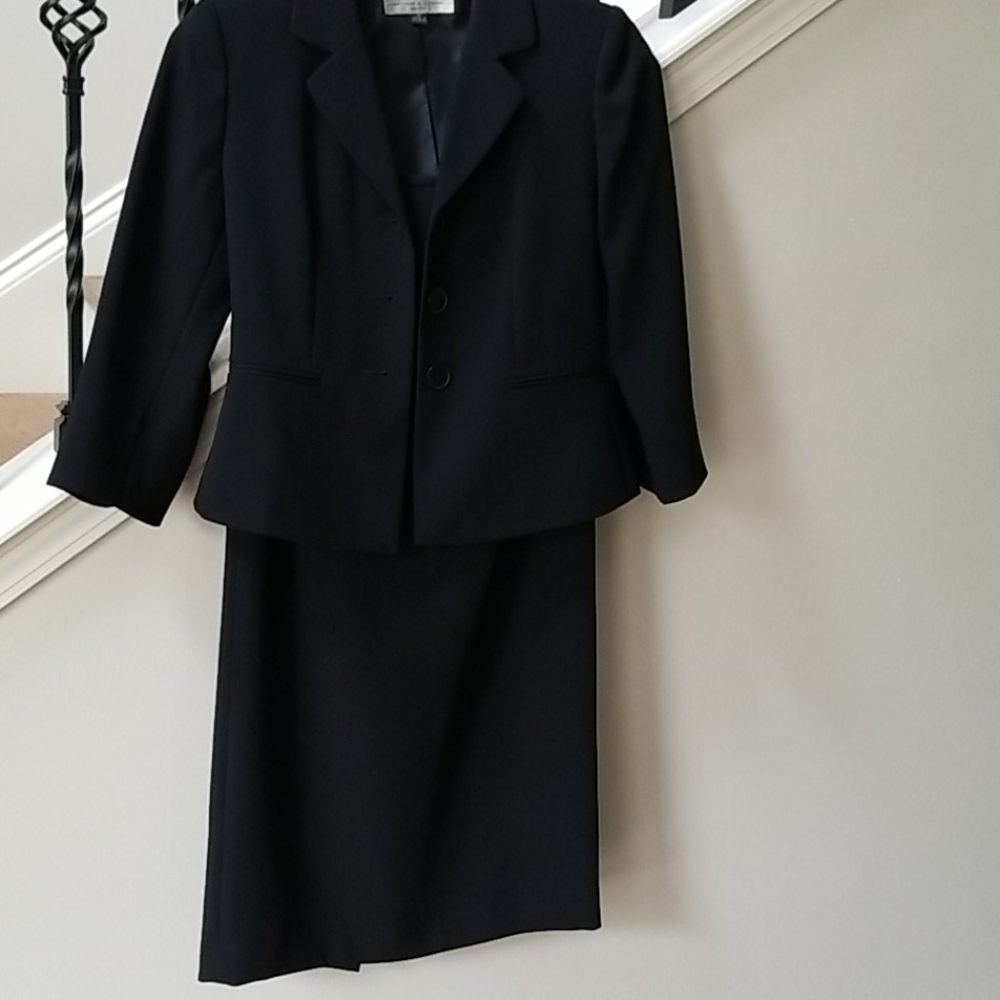 Skirt suit